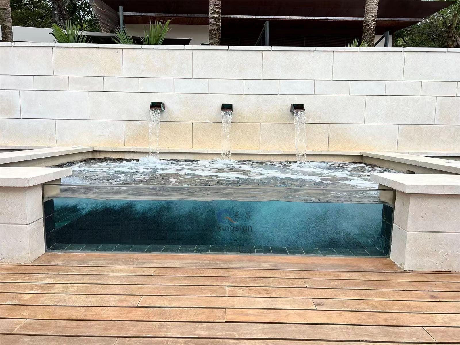 Por que a folha de acrílico é usada em vez de vidro como janelas da piscina?